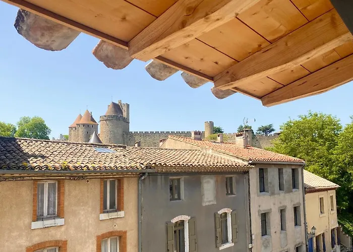 Au Pied De La Cite Medievale - Le 127 *